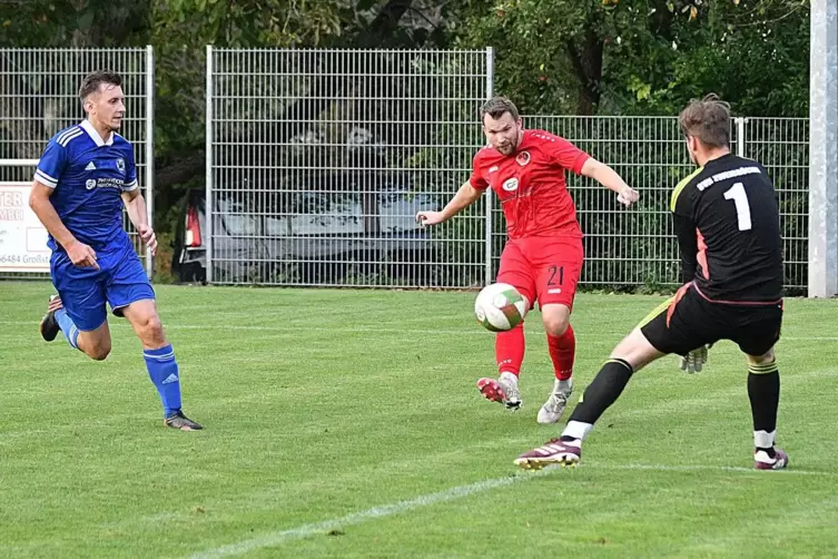 Stambachs Spielertrainer Dennis Hirt (Mitte) überwindet in dieser Szene SVN-Torwart Tim Schönborn (links dessen Teamkollege Edga