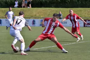 Oliver Himmighöfer (Mitte) und LSC-Spielertrainer Yanick Haag (rechts) im Spiel beim SV Phönix Schifferstadt.