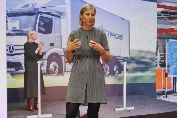 „Das Werk in Wörth ist das Herz von Mercedes-Benz Trucks“, sagte Karin Radström im Dezember 2023 bei einem Besuch in der Südpfal