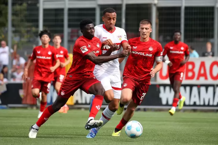 Jamie Lewelling (Mitte) und der VfB Stuttgart haben deutlich gegen den FCK um Afeez Aremu (links) und Tobias Raschl (rechts) gew