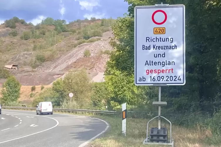 Bis Mittwoch noch durchkreuzte Hinweistafeln – das Bild zeigt eine hinterm Ortsausgang Rammelsbach in Richtung Altenglan – haben