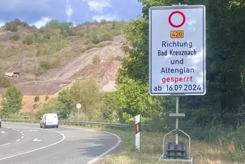 Bis Mittwoch noch durchkreuzte Hinweistafeln – das Bild zeigt eine hinterm Ortsausgang Rammelsbach in Richtung Altenglan – haben