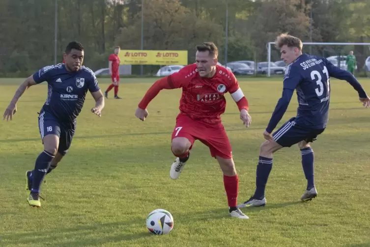 Volldampf voraus: Der TuS Steinbach um Kapitän Hendrik Schwab (Mitte, hier in der Vorsaison im Spiel gegen Kirn) nimmt gegen Off