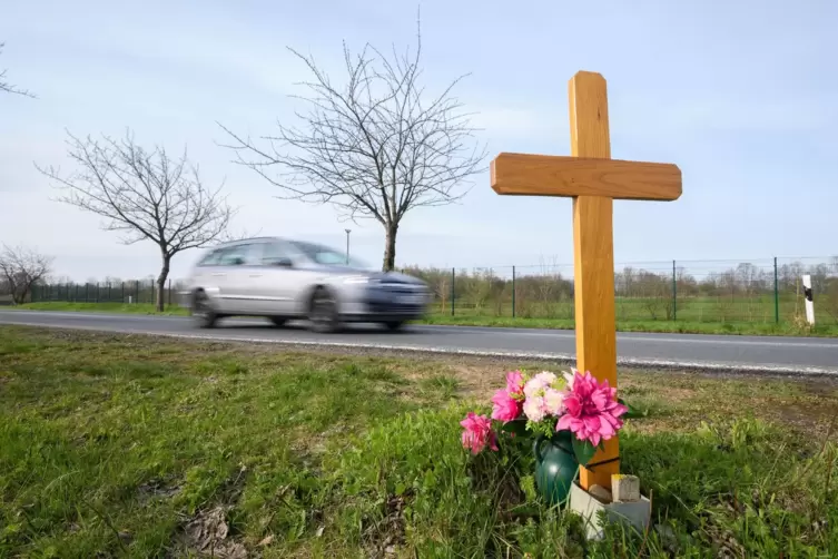 Das Kreuz, ein Symbol der Trauer, nach einem Unfall am Straßenrand.