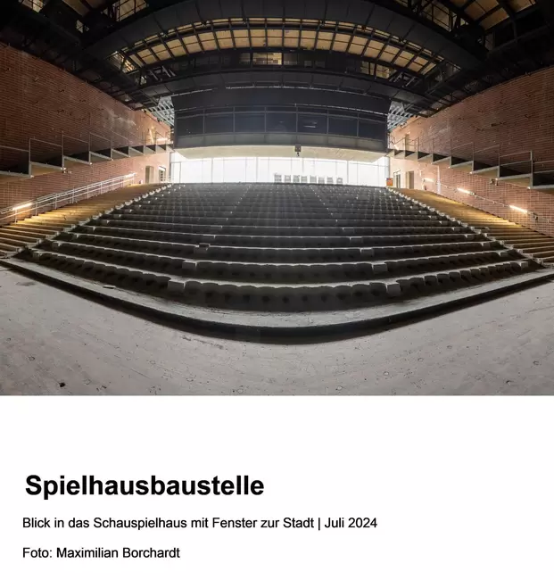 Riesige Baustelle: Blick in das Schauspielhaus mit Fenster zur Stadt.