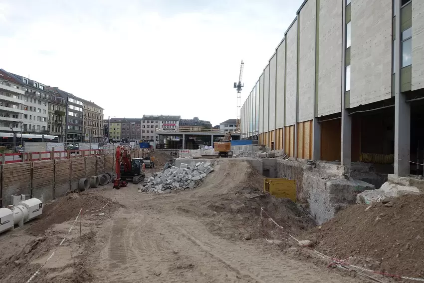 Blick auf die Platzseite zur Goethestraße: Hier entstehen unterirdische Räume. Darüber soll wieder ein Pavillon mit dem Theaterc