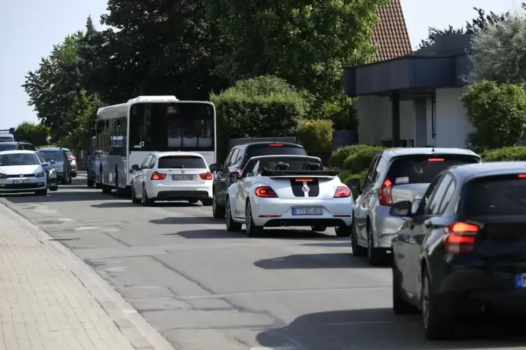 Viel Verkehr in der Dürkheimer Straße: Das erwarten die Eppsteiner, wenn die B9 in nördlicher Richtung gesperrt wird.