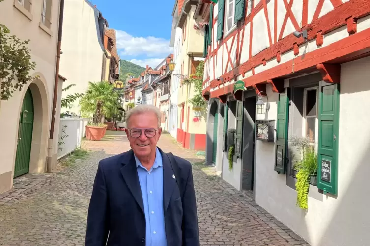 Edmund Heim in der Hintergasse, die er bei seinen ersten Führungen 1980 noch meiden sollte, weil es dort damals noch keine Kanal