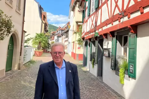 Edmund Heim in der Hintergasse, die er bei seinen ersten Führungen 1980 noch meiden sollte, weil es dort damals noch keine Kanal