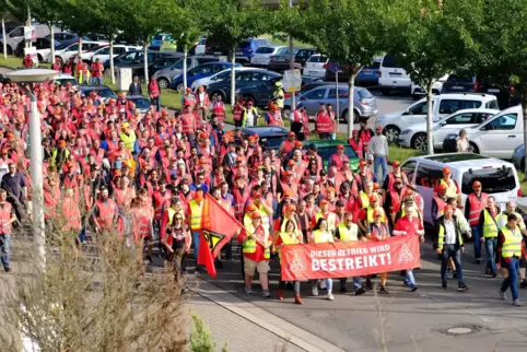 Der Protestmarsch zieht durch die Saarlandstraße bis zur Festhalle.