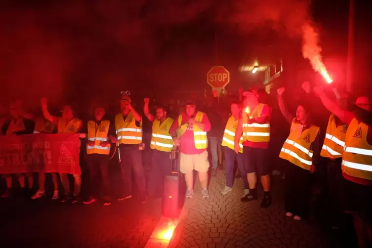 Protest am Morgen mit Bengalos vor dem Werk Wallerscheid.