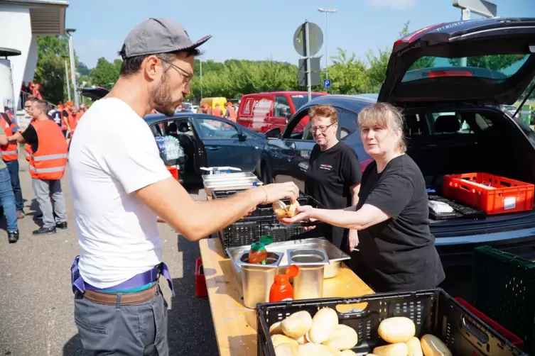 Gewerkschafter Lee Hirschel stärkt sich mit einer Wurst.