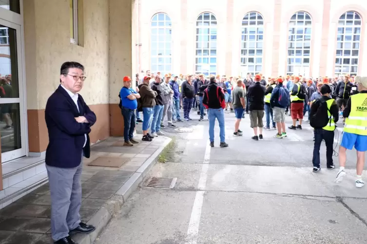 Tadano-Geschäftsführer Kenichi Sawada schaut sich das Streikgeschehen in der Dinglerstraße an.