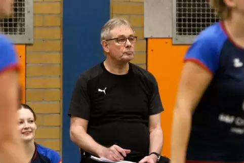 In der neuen Saison nicht mehr als Trainer an der Seitenlinie bei den TuS-Volleyballerinnen: Peter Heß.