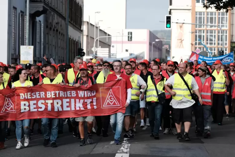 Erster Tag des Streiks der IG Metall bei Tadano Demag Zweibrücken: Streikende laufen zur Festhalle. 