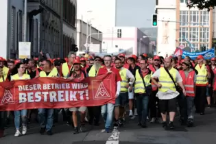 Erster Tag des Streiks der IG Metall bei Tadano Demag Zweibrücken: Streikende laufen zur Festhalle.