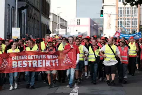 Erster Tag des Streiks der IG Metall bei Tadano Demag Zweibrücken: Streikende laufen zur Festhalle. 