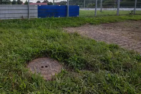 Der Rasenplatz der VBZ am Hornbachstaden entwickelte sich an Pfingsten zur Badewanne, weil ein Gully in der Geländemitte es nich