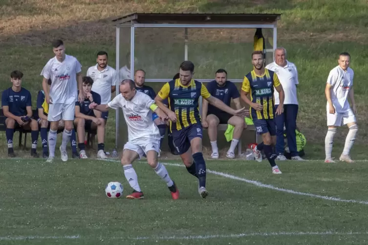 Andreas Schick (rechts) von der SG Rockenhausen/Dörnbach im Kerwespiel vor gut einer Woche im Duell mit Jacob Weißenauer vom VfB