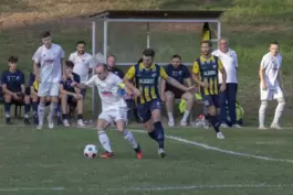 Andreas Schick (rechts) von der SG Rockenhausen/Dörnbach im Kerwespiel vor gut einer Woche im Duell mit Jacob Weißenauer vom VfB