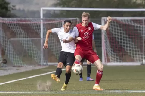 Er will der SG Münchweiler/Langmeil die Kerwe vermiesen: Lewin Heimsoeth vom ASV Winnweiler (im roten Trikot). Hier im Duell mit