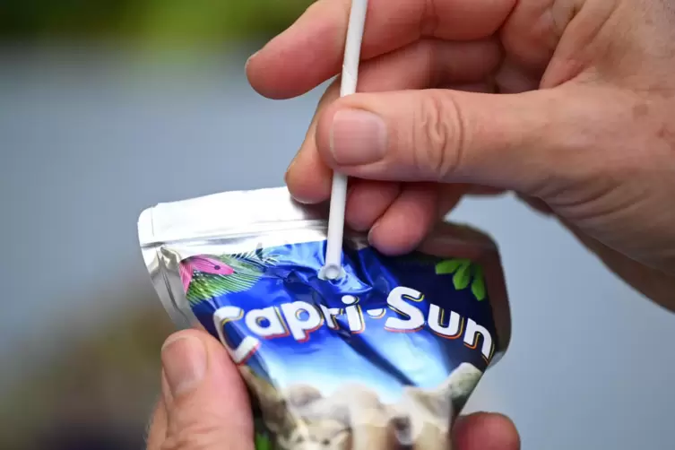 Mühsam: Oft bekommt man es nicht gut hin, ein Capri-Sun-Trinkpäckchen mit einem Papierhalm aufzustechen. 