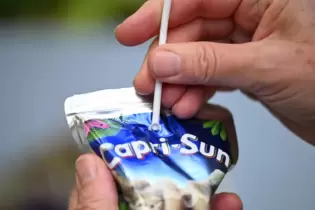 Mühsam: Oft bekommt man es nicht gut hin, ein Capri-Sun-Trinkpäckchen mit einem Papierhalm aufzustechen.