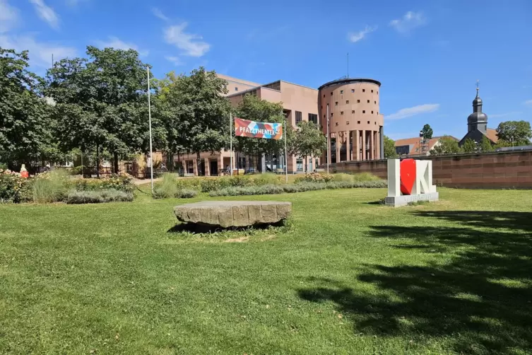 Auf dem Platz vor dem Pfalztheater könnte bald die Lauter plätschern. 