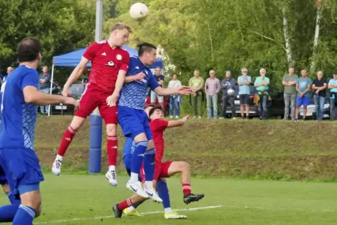 Kopfballduell zwischen Idar-Obersteins Niklas Baus (links) und Jan Luca Horbach vom TuS Bedesbach-Patersbach. 