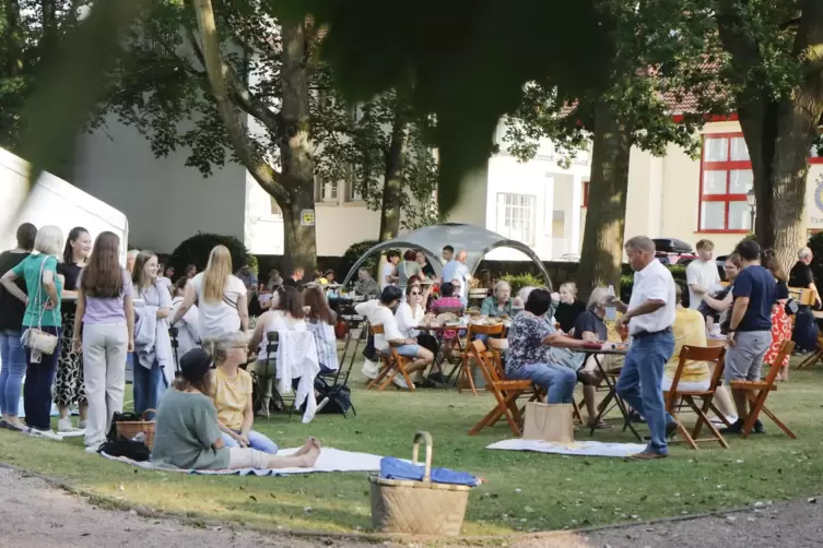 Der Start einer Tradition? Erstmals hat ein Picknick im Park das Herbstfest eröffnet. 