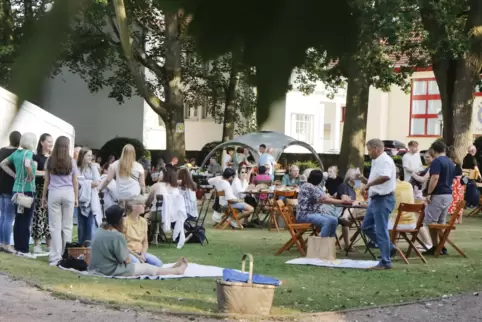 Der Start einer Tradition? Erstmals hat ein Picknick im Park das Herbstfest eröffnet. 