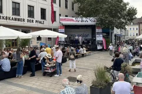 Auf der Bühne am Altenhof wird am frühen Donnerstagabend „Swinging Lautern“ eröffnet.