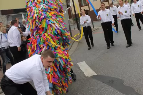 Brigger Kerb 2014: Beim Umzug tragen die Straußbuwe den Strauß durch das Dorf.