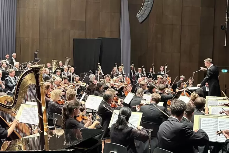 Die Staatsphilharmonie unter Michael Francis im Ludwigshafener Pfalzbau. 