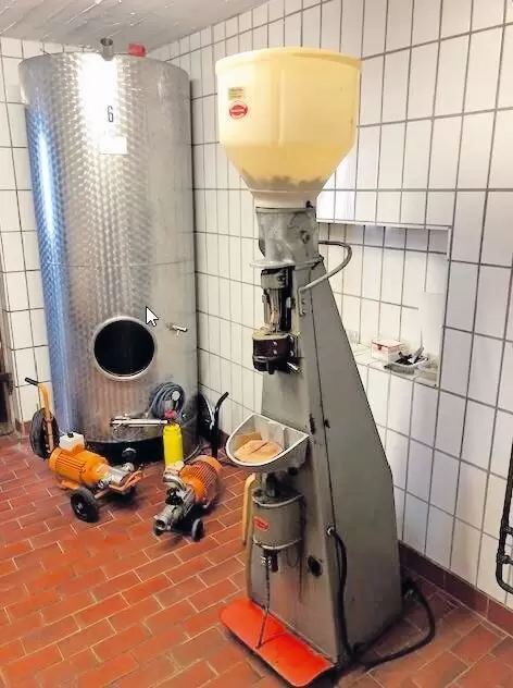 Blöcher Korkmaschine elektrisch, Schwefel Dosiergerät mit 2,5 kg-Flasche, 40er Schichtenfilter, 60 Meter Weinschläuche. Preis VH