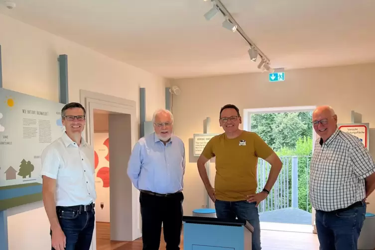 Besichtigung der Dauerausstellung im Hördter Forsthaus (v.li.): Oberbürgermeister Sebastian Schrempp (Rheinstetten), Claus Haber