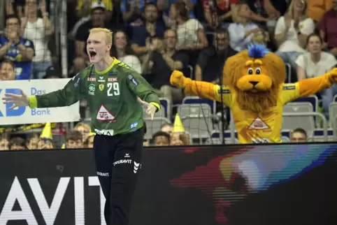 So kennen ihn die Handball-Fans: David Späth feiert ausgelassen eine Parade.