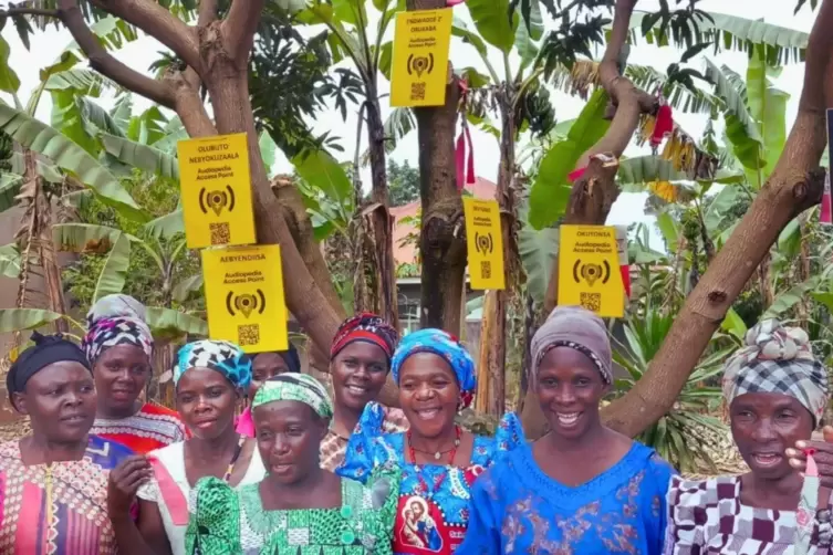 Symbolisch: QR-Codes von Audiopedia an einem Mangobaum in Uganda. 