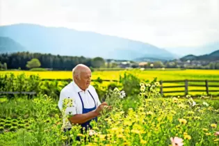 Hans Aichner baut in seinem Garten am Lechnerhof Gemüse, Kräuter und Blumen an.