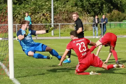  Im August 2021 trafen der TSC Zweibrücken und der SV Hermersberg schon mal im Verbandspokal aufeinander. Hiervon diese Szene, i