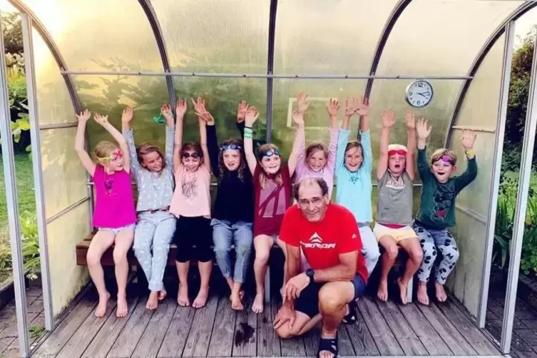 Mit Schlafanzug ins Schwimmtraining: Die Kinder des TV Mußbach und Übungsleiter Herbert Renner haben viel Spaß.