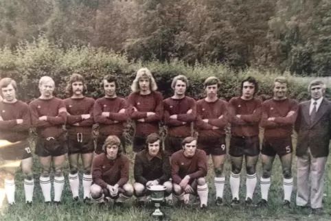 Mit dieser Mannschaft holte der FC Rodalben 1974 den Verbandspokal und qualifizierte sich damit für den DFB-Pokal: (von links) A