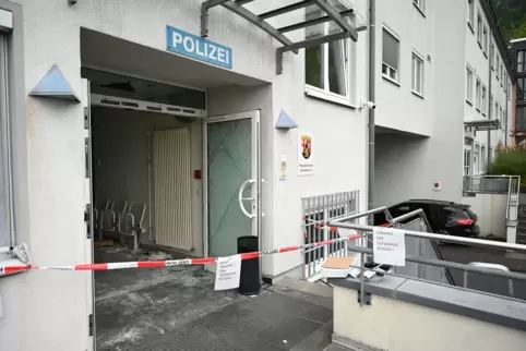 Macheten-Angriff auf Polizeiinspektion in Linz am Rhein