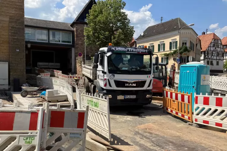 Die Sanierung der Weinstraße ist ein zentrales Projekt in Diedesfeld, das auch auf andere Bereiche Auswirkungen hat. 