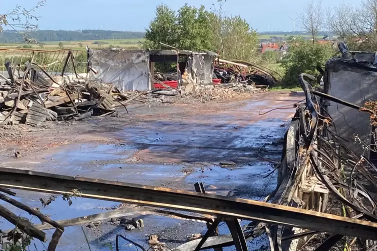 Eine Lagerhalle in Höhfröschen ist abgebrannt. 