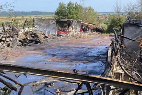 Eine Lagerhalle in Höhfröschen ist abgebrannt. 