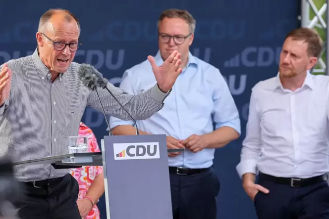 Der CDU-Bundesvorsitzende Merz spricht, der thüringische Landesvorsitzende Voigt und der amtierende sächsische Ministerpräsident