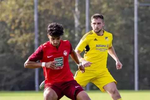 Lirim Mustafa (rechts) in einem Spiel des FV Dudenhofen in Kaiserslautern. 