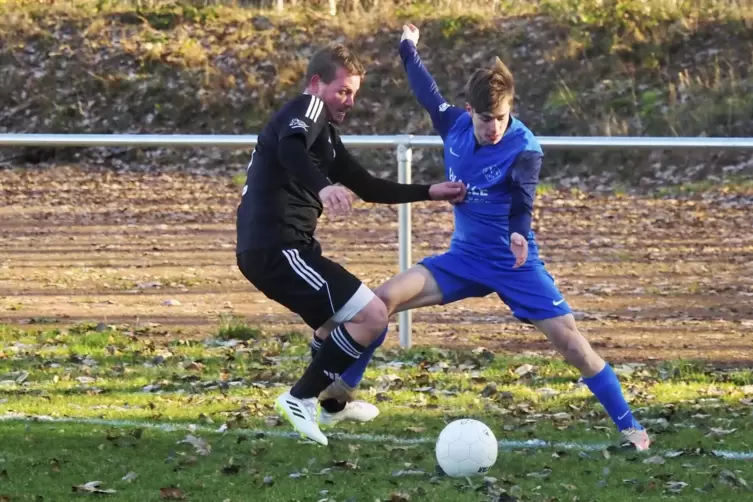 Luca Leppla (rechts, hier in der Vorsaison im Spiel gegen Bechhofen/Lambsborn) traf zuletzt beim 1:1 des SV Kübelberg gegen Brüc