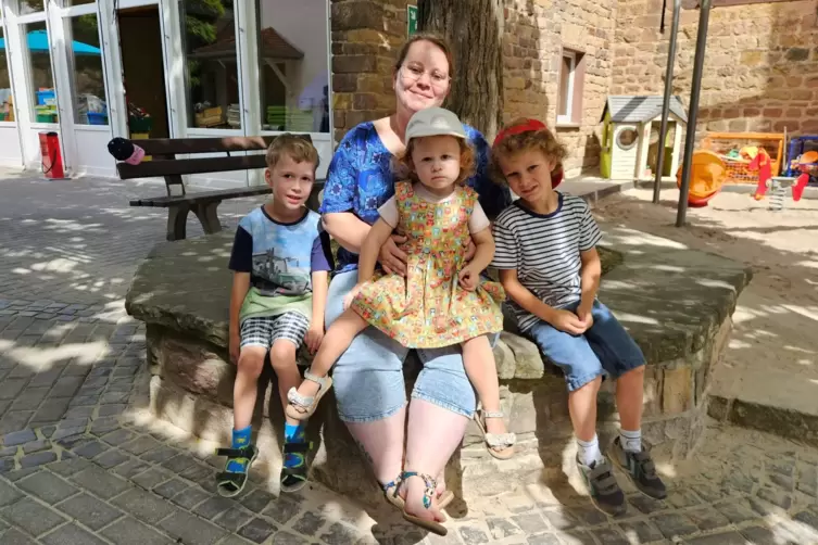 Die Neuleininger Kita-Leiterin Natalie Tolkendorf, hier mit Jona, Nora und Lasse (von links), ist im Leiningerland verwurzelt.